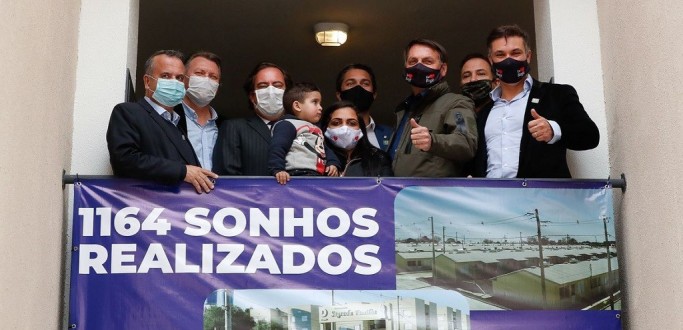 BOLSONARO ENTREGA 1.164 CASAS EM BAG