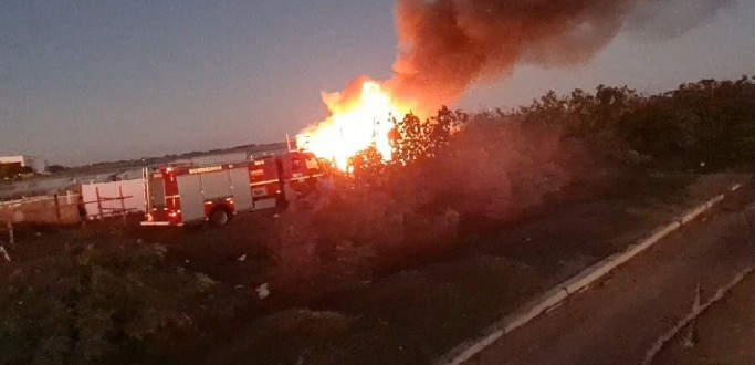 BOMBEIROS COMBATEM DOIS INC�NDIOS EM RESID�NCIA NESTE DOMINGO, EM RG