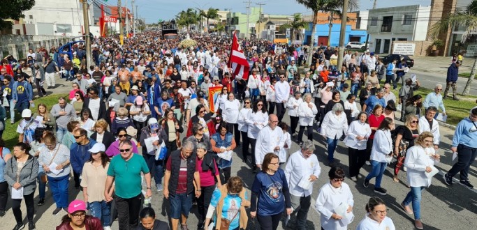 MILHARES DE PESSOAS ACOMPANHAM A 49 ROMARIA DE NOSSA SENHORA DE FTIMA