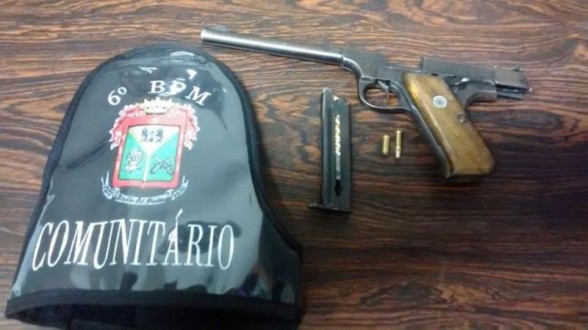 POLICIAIS COMUNITRIOS DO 6 BPM PRENDEM HOMEM APS EFETUAR DISPARO DE ARMA DE FOGO EM VIA PBLICA