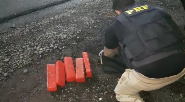 CARRO QUE TRANSPORTAVA MAIS DE 10 KG DE DROGA FICA SEM GASOLINA E CASAL  PRESO NA BR 290, EM URUGUAIANA