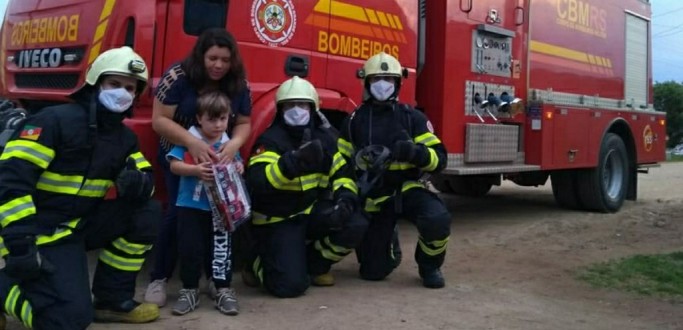 BOMBEIROS DE JAGUAR�O FAZEM VISITA SURPRESA PARA MENINO NO DIA DO ANIVERS�RIO DE QUATRO ANOS