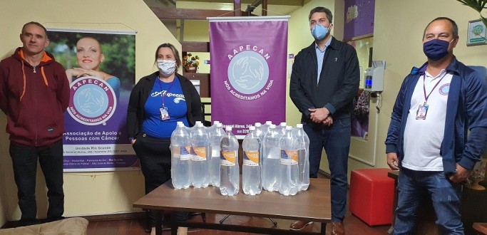 DEPUTADO DANIEL TRZECIAK DOA �LCOOL EM GEL PARA INSTITUI��ES DE RIO GRANDE