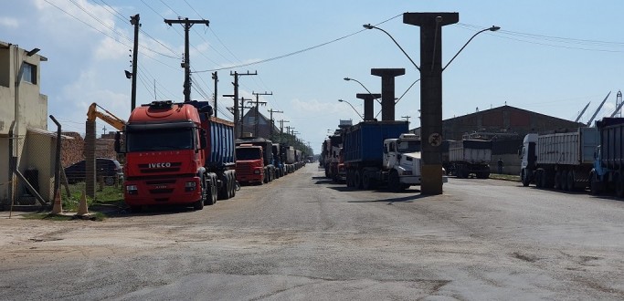 CAMINHONEIROS E REPRESENTANTES DE TRANSPORTADORAS REALIZAM PROTESTO POR MELHORES CONDI��ES DE TRABALHO NO PORTO