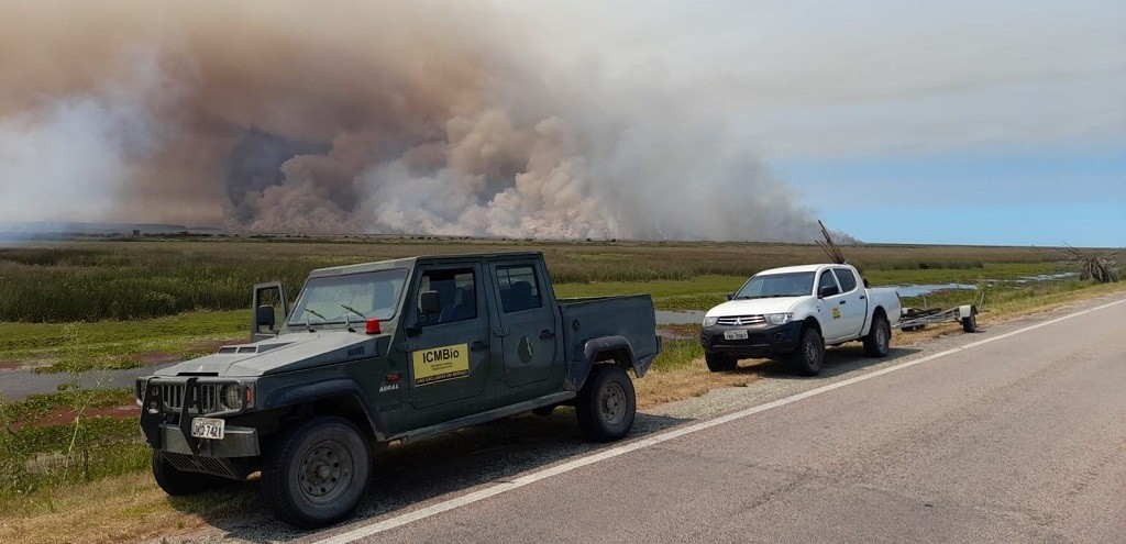 COMBATE AO INC�NDIO NO TAIM RECEBE REFOR�O DE BOMBEIROS E DE HELIC�PTEROS DA BM E DA PC