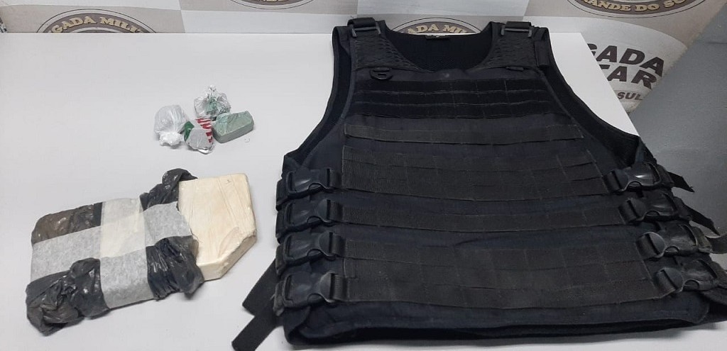 FORA TTICA APREENDE COLETE BALSTICO E DROGAS NA HENRIQUE PANCADA