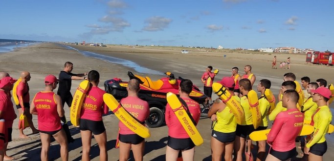 GUARDA-VIDAS PASSAM POR TREINAMENTO PARA UTILIZA��O DE MOTOAQU�TICA, NO CASSINO