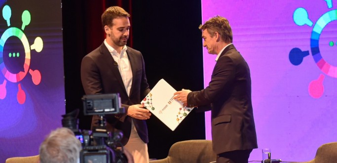 ZANCHIN ENTREGA DOCUMENTO DO MARCO LEGAL DA EDUCAO AO GOVERNADOR EDUARDO LEITE