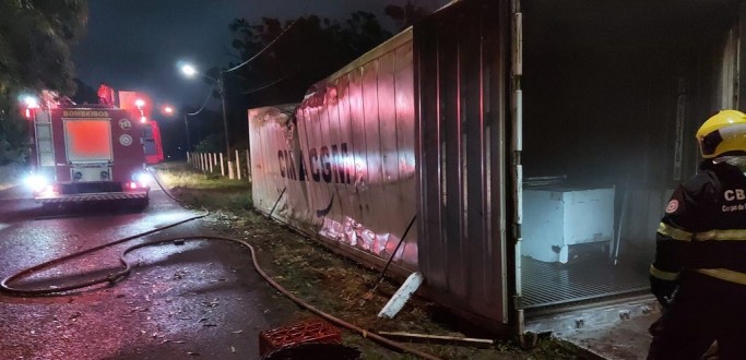 CONT�INER � ATINGIDO POR PRINC�PIO DE INC�NDIO NO DISTRITO INDUSTRIAL