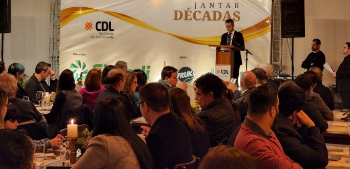 JANTAR CELEBRA O DIA DO COMERCIANTE E HOMENAGEIA EMPRESAS COM DCADAS DE ATUAO EM RG
