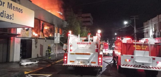 INC�NDIO EM LOJA DE IJU� MOBILIZA TODO O EFETIVO DE BOMBEIROS E TODAS AS VIATURAS DO MUNIC�PIO