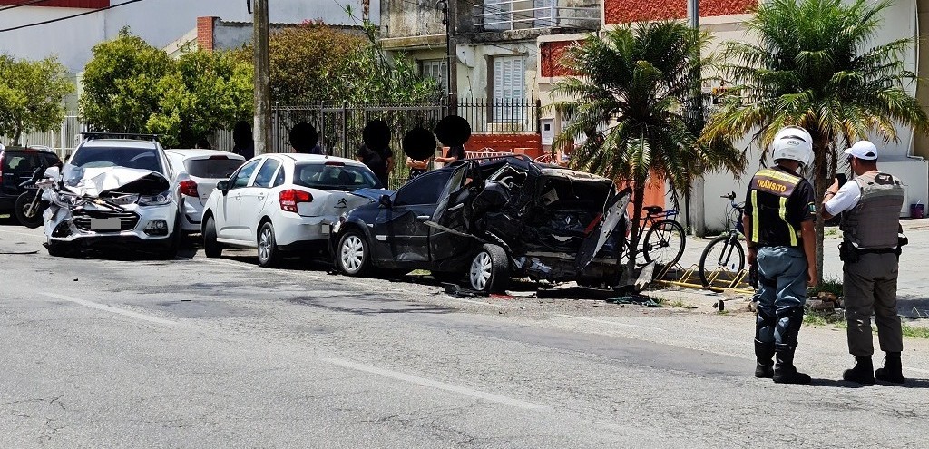 ACIDENTE ENTRE QUATRO VECULOS  REGISTRADO NA AVENIDA PRESIDENTE VARGAS