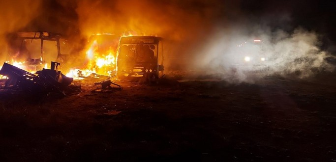 BOMBEIROS COMBATEM INC�NDIO EM CARCA�AS DE �NIBUS, NA BR 392