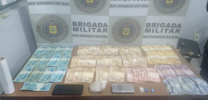HOMEM  PRESO POR TRFICO E FLAGRADO COM MAIS DE R$ 11 MIL EM DINHEIRO, EM PELOTAS
