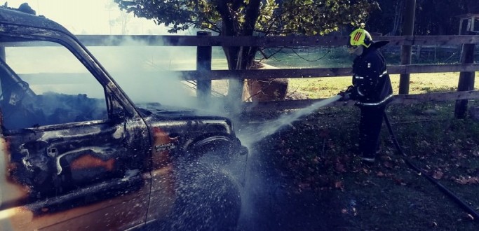 CAMINHONETE � ATINGIDA POR INC�NDIO NO CASSINO