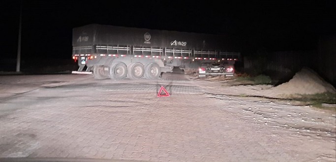 CARRETA ATOLA E BLOQUEIA PARCIALMENTE ESTRADA DA PRAIA EM SJN