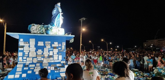 HOMENAGENS  IEMANJ LEVAM MILHARES DE PESSOAS AO CASSINO