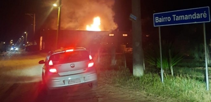 CASA PEGA FOGO NO BAIRRO TAMANDAR�, EM S�O JOS� DO NORTE