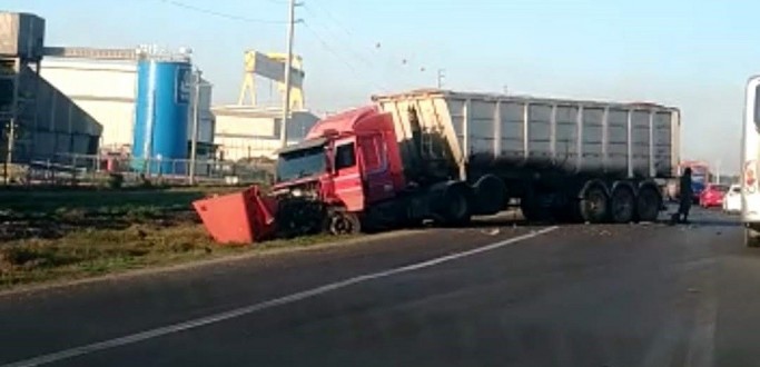 ACIDENTE ENTRE CARRO E CAMINHO DEIXA UMA PESSOA FERIDA NA BR 392, EM RG