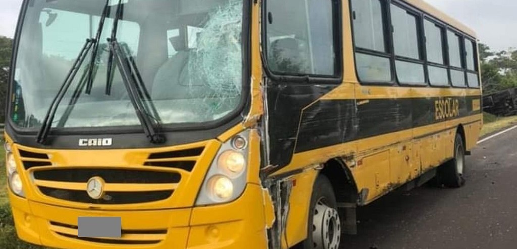 COLISO ENTRE CAMINHO E NIBUS ESCOLAR DEIXA UMA PESSOA FERIDA NA BR 101, EM SJN