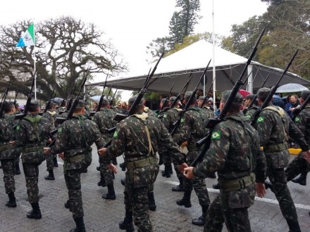 SETE DE SETEMBRO TEVE CHUVA, DESFILE E PROTESTO EM RIO GRANDE
