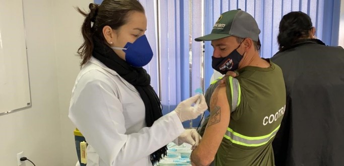 CAMINHONEIROS RECEBEM VACINA CONTRA COVID-19 NA COOTRACAM EM RIO GRANDE
