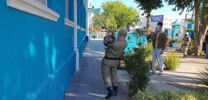 BANDA DA BRIGADA MILITAR REALIZA APRESENTA��O PARA IDOSOS DO ASYLO