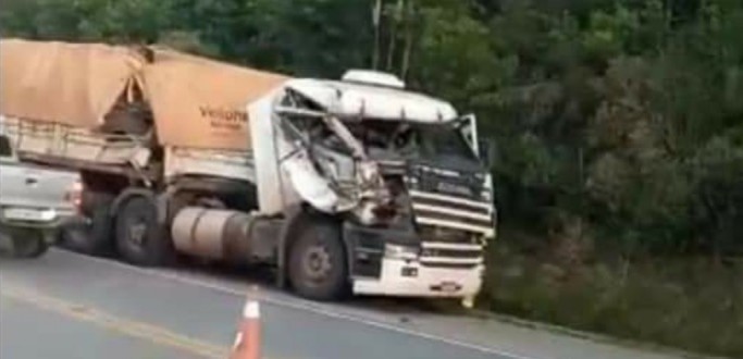 CAMINHONEIRO FICA FERIDO EM COLISO TRASEIRA, NA BR 392, EM CANGUU