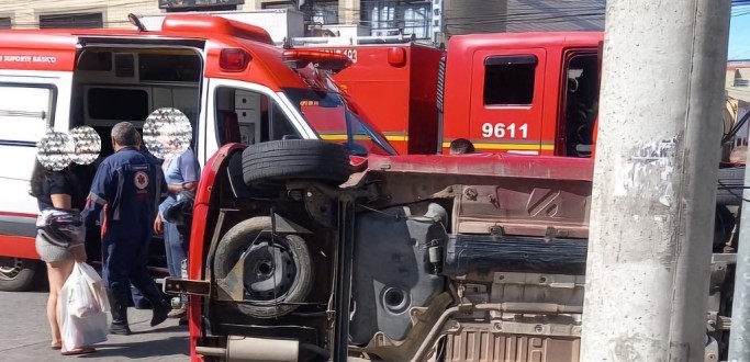 CARRO TOMBA EM ACIDENTE NO CRUZAMENTO DA NETO COM VITORINO, EM RG