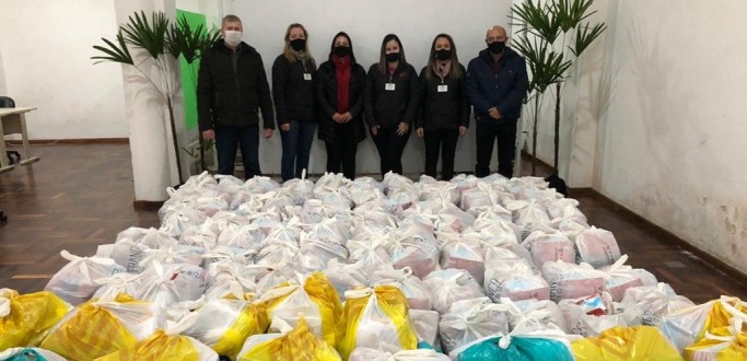 PREFEITURA RECEBE MAIS DE 200 CESTAS B�SICAS DO GRUPO GRAZIOTTIN 