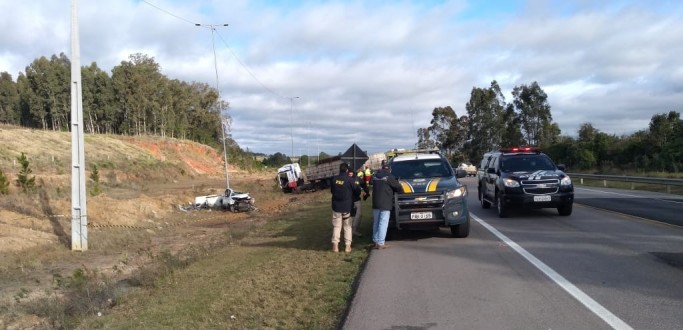 MOTORISTA MORRE EM COLISO ENTRE CARRO E CAMINHO, NA BR 116, EM TURUU