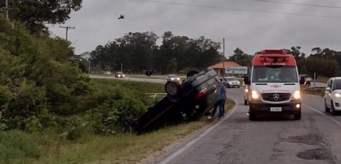 PASSAGEIRO FICA FERIDO EM SA�DA DE PISTA SEGUIDA DE CAPOTAMENTO, NA ERS 734