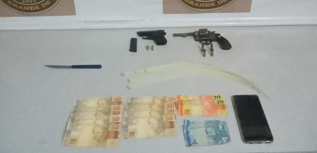 5 BPCHQ REALIZA PRISES POR ROUBO A ESTABELECIMENTO COMERCIAL E POR TRFICO DE DROGAS