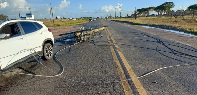 FIOS DE ENERGIA CAEM EM VOLTA DE VE�CULO DURANTE TEMPORAL DE VENTO, EM RIO GRANDE