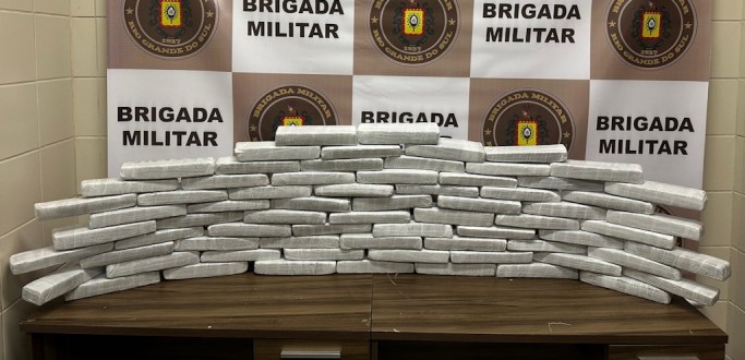 HOMEM � PRESO AP�S SER FLAGRADO TRANSPORTANDO MAIS DE 30 KG DE MACONHA, NA ERS 734