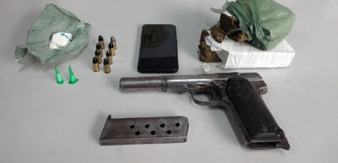 HOMEM  PRESO POR TRFICO E PORTE ILEGAL DE ARMA DE FOGO NO BAIRRO CIDADE DE GUEDA