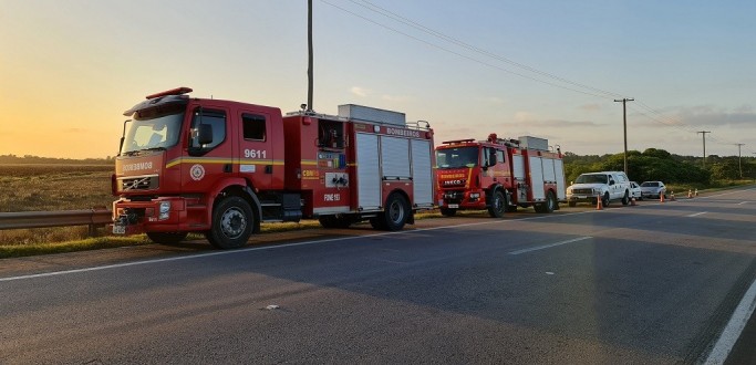 BOMBEIROS CONTROLAM INCNDIO EM REA DE VEGETAO S MARGENS DA BR 392