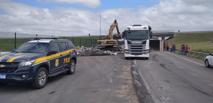 CAMINHO CARREGADO COM LIXO TOMBA NA BR 116, EM PELOTAS