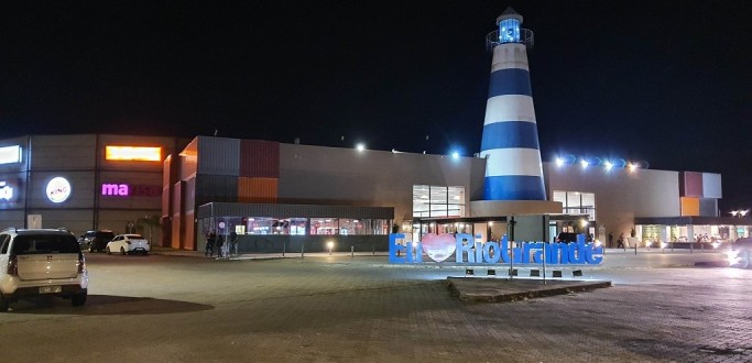 SHOPPING PRA�A RIO GRANDE RECEBE PONTO DE ARRECADA��O DE �GUA MINERAL PARA HOSPITAIS