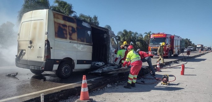 FURGO PEGA FOGO NA BR 116, EM CRISTAL