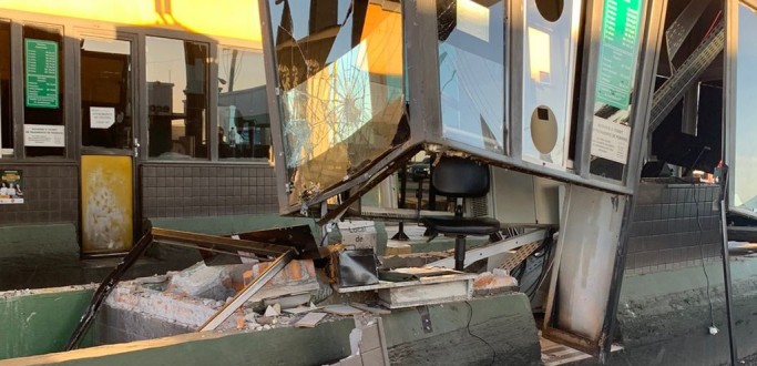 CAMINHO COLIDE CONTRA CABINE DO PEDGIO DO CAPO SECO