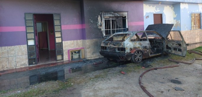 BOMBEIROS COMBATEM INCNDIO EM VECULO, NO BOLAXA