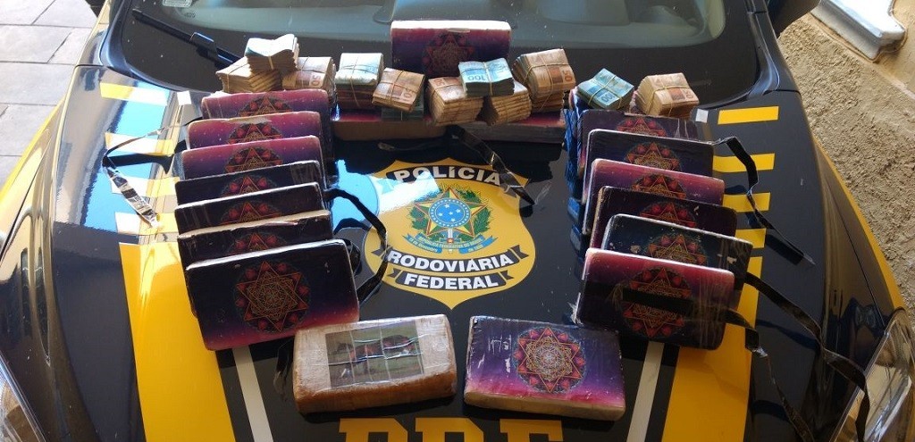 HOMEM  PRESO TRANSPORTANDO MAIS DE 20 KG DE DROGA E R$ 107 MIL EM VECULO