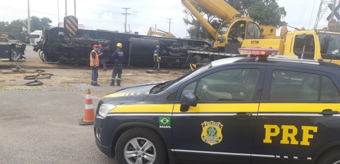 COMPOSIO DESCARRILADA EM ACIDENTE NA BR 392 COMEA A SER RETIRADA
