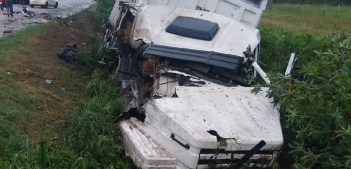 ACIDENTE ENTRE DOIS CAMINHES  REGISTRADO NO DISTRITO INDUSTRIAL