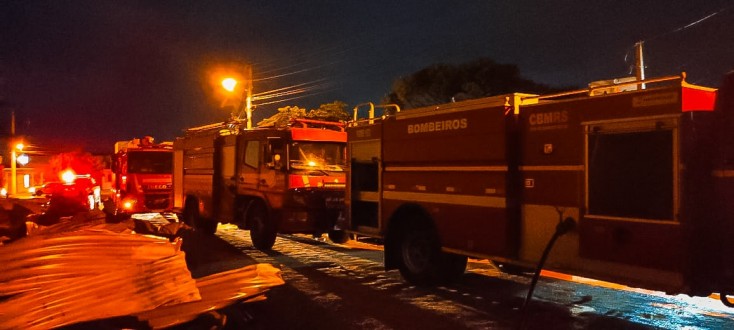 DEP�SITO DE LOJA DE M�VEIS � ATINGIDO POR INC�NDIO, NO BAIRRO BOM JESUS, EM PELOTAS