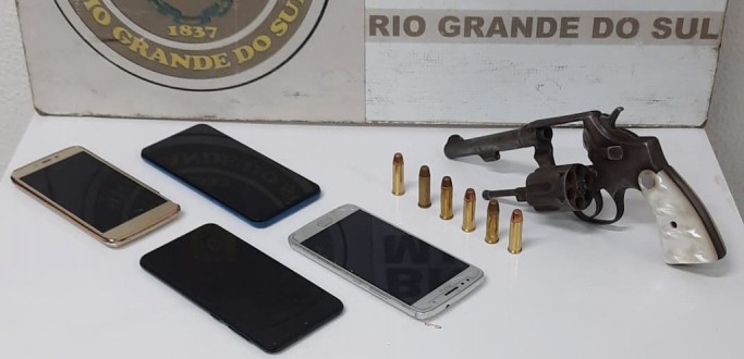 FORA TTICA DO 2 BRBM PRENDE HOMEM FORAGIDO E POR PORTE ILEGAL DE ARMA, NA ERS 734 