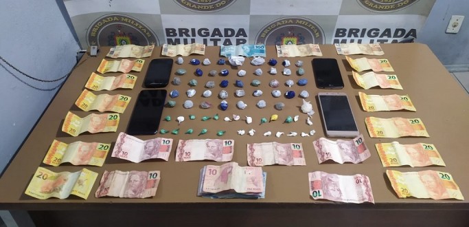 BM PRENDE QUATRO HOMENS E APREENDE UM MENOR EM AES DE PATRULHAMENTO, EM PELOTAS