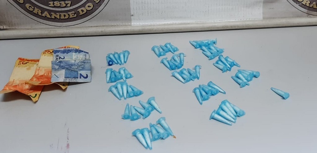 FORA TTICA PRENDE JOVEM COM DROGAS E DINHEIRO NO BAIRRO SO JOO