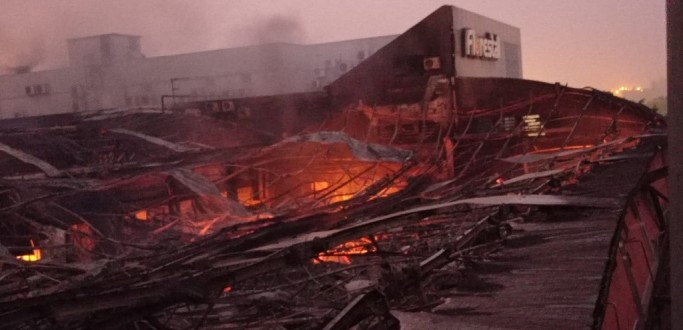 PAVILH�O E PR�DIO ADMINISTRATIVO DA FLORESTAL ALIMENTOS S�O ATINGIDOS POR INC�NDIO, EM LAJEADO